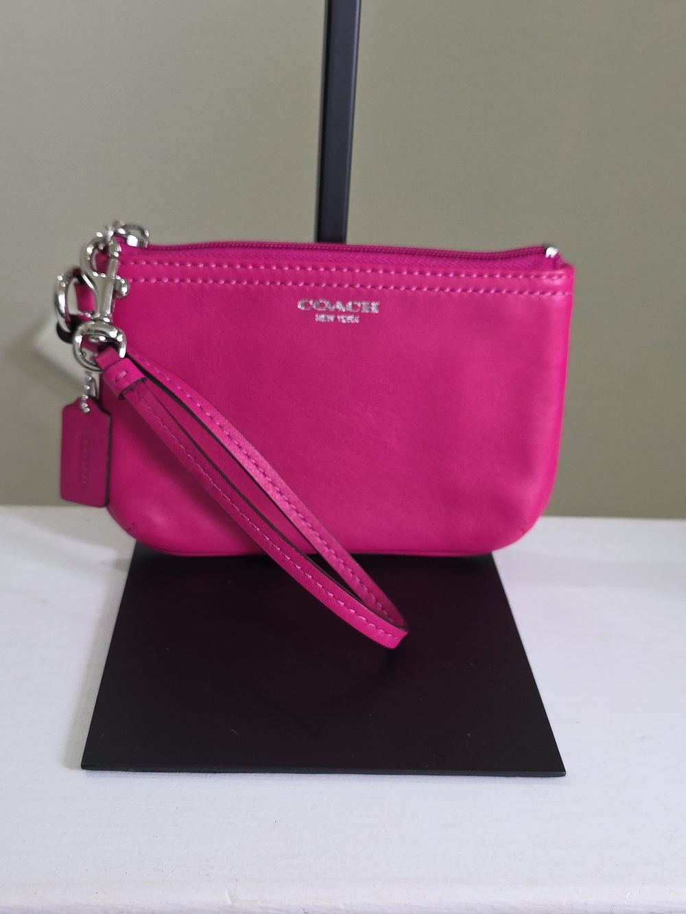 COACH Fuschia Pink Leather Zip Top Wristlet Like New